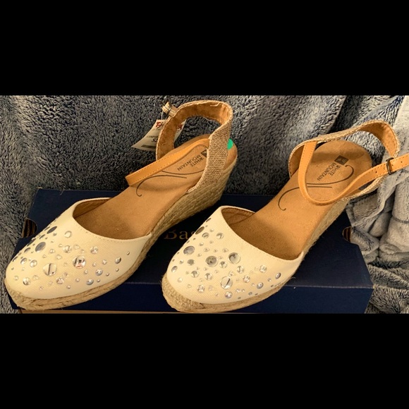 White Mountain Cream Wedges - Picture 1 of 4